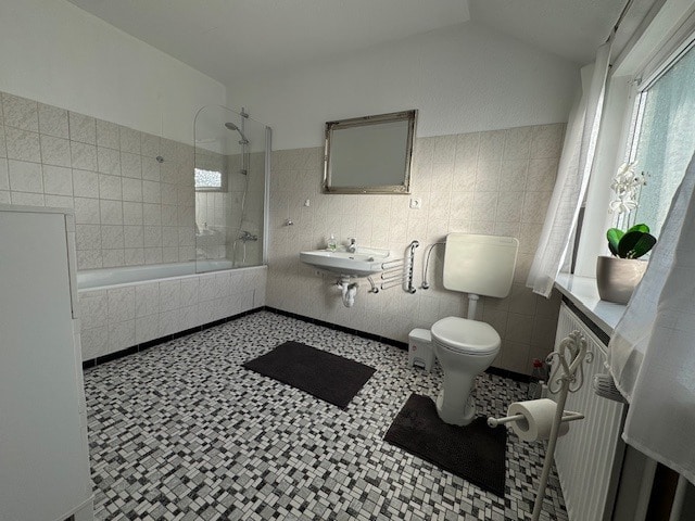 Bad mit Wanne im Obergeschoss