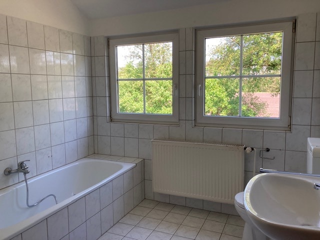 Bad mit Wanne im Obergeschoss