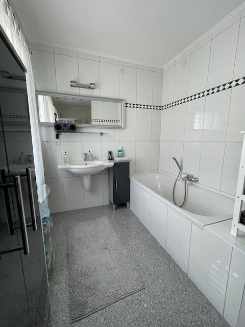 Bad mit Wanne und Dusche