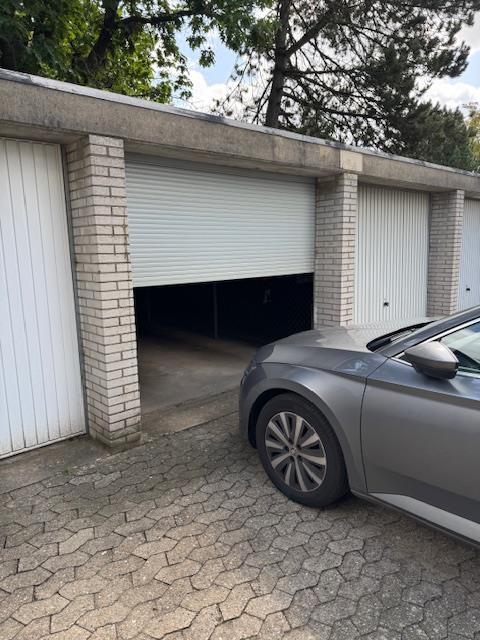 Garage mit elektrischem Tor
