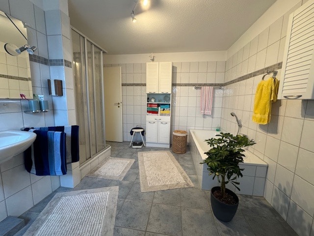 Bad mit Wanne und Dusche
