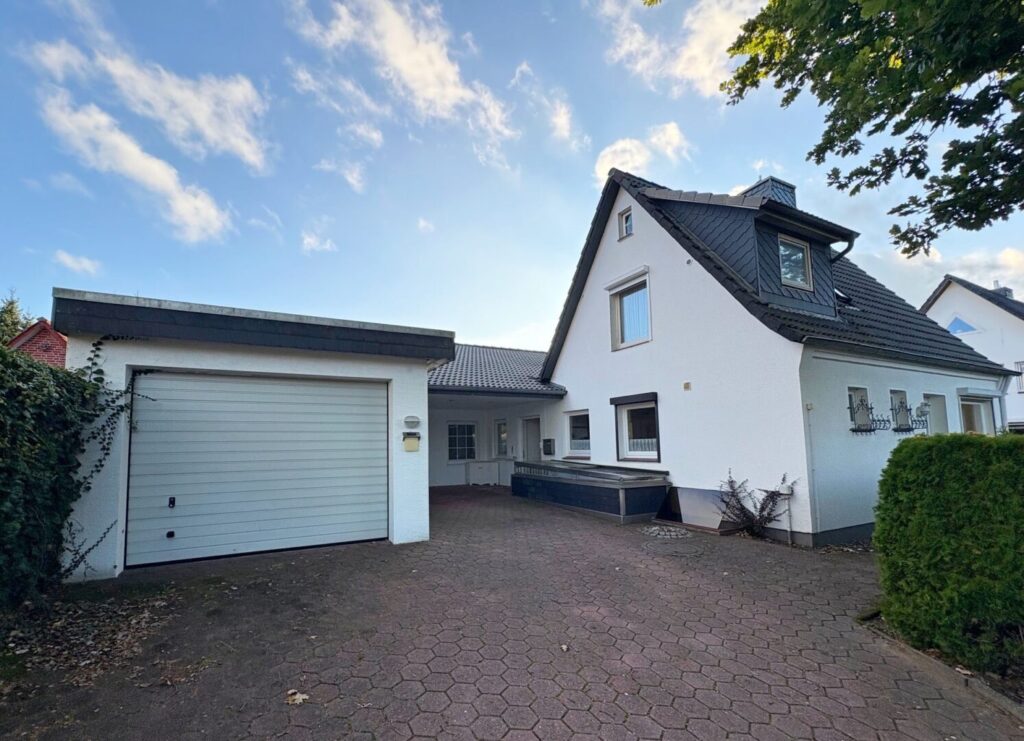 Ansicht mit Garage