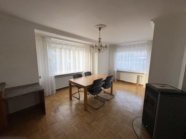 Wohnzimmer im Haupthaus mit Parkettboden und Pelletofen