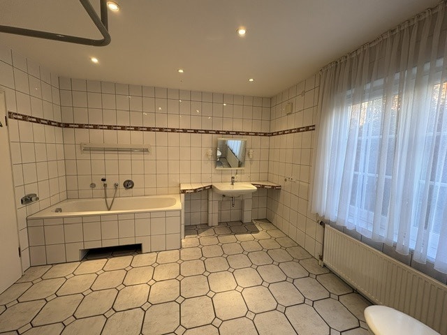 Großes Bad im Anbau mit Wanne ...