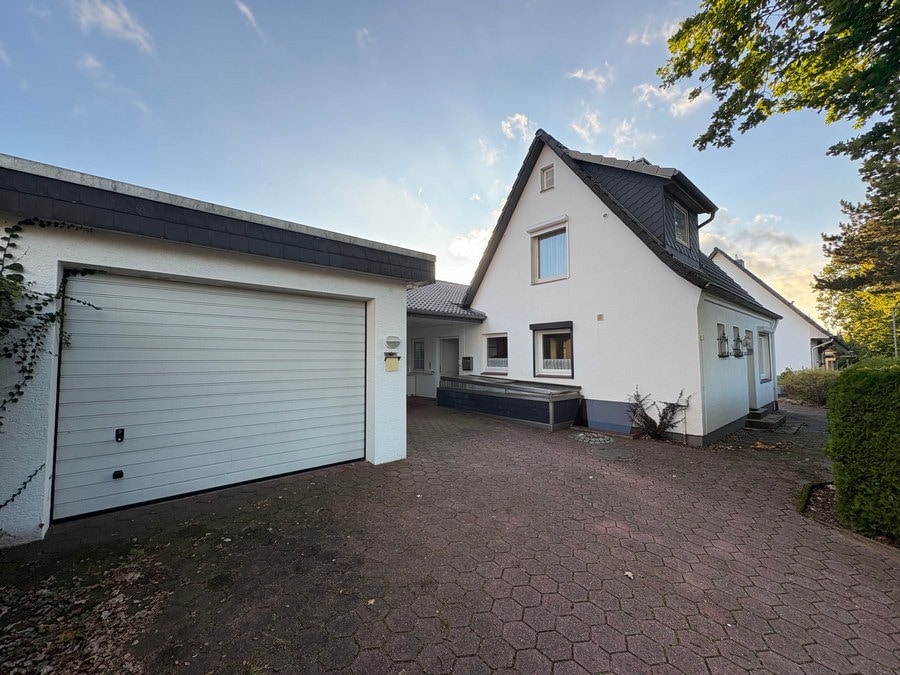 Garage mit elektrischem Tor